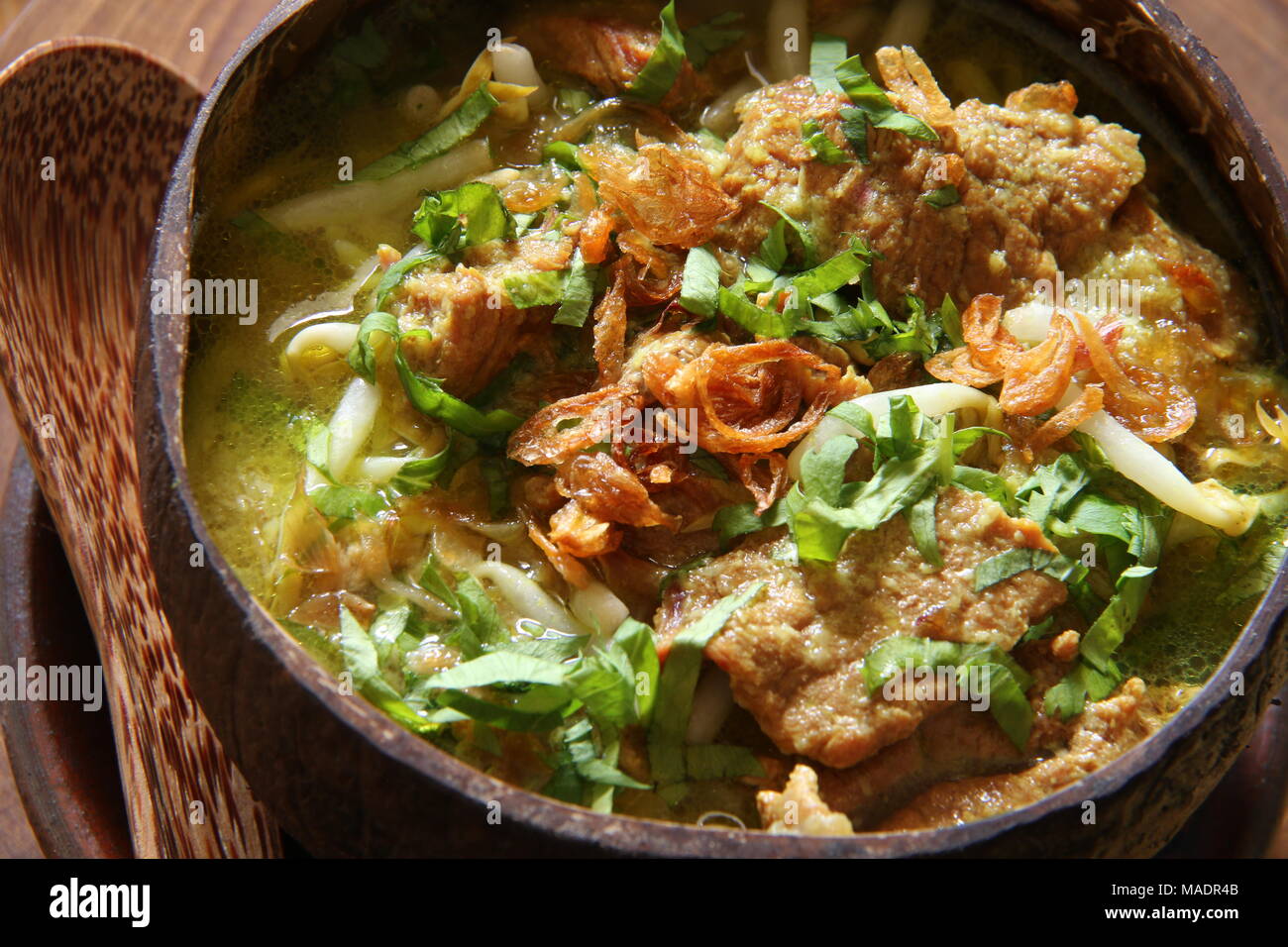 Soto Batok, der javanischen Rindfleisch Suppe serviert in Kokosnuss Schale Schüssel Stockfoto