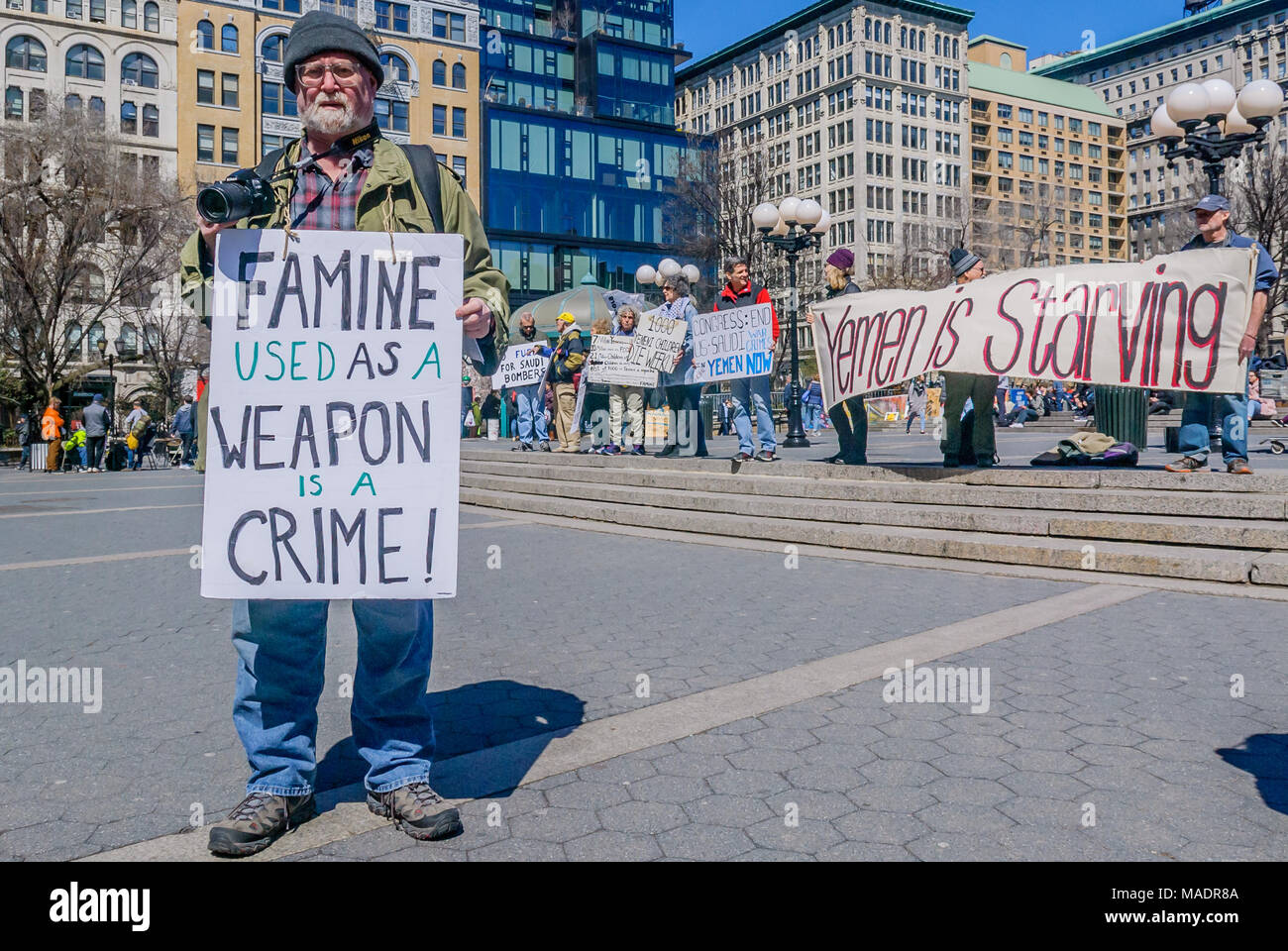 New York, Vereinigte Staaten. 31 Mär, 2018. Mitglieder der NY Katholische Arbeiter, Granny Peace Brigade, Veteranen für den Frieden - NYC Kapitel 034, Vigil für Jemen, und Kairos Gemeinschaft; protestierten gegen die anhaltende US/Saudi Bombardierung von Jemen am oberen Ende der Stufen am südlichen Ende des Union Square Park zu sensibilisieren, wie die humanitäre Krise verschlechtert und Stimmen der Hoffnung angehoben werden. Credit: Erik McGregor/Pacific Press/Alamy leben Nachrichten Stockfoto