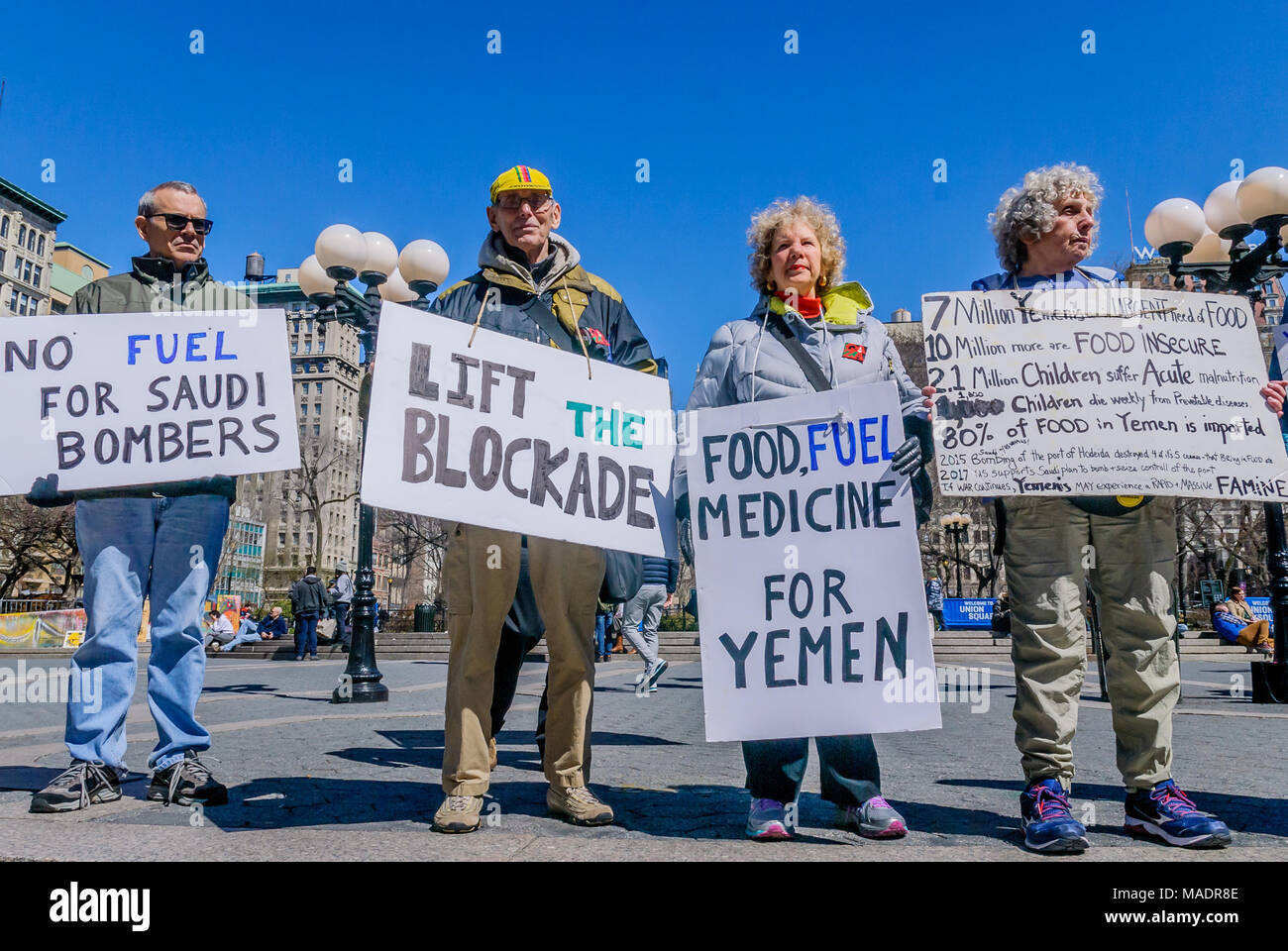 New York, Vereinigte Staaten. 31 Mär, 2018. Mitglieder der NY Katholische Arbeiter, Granny Peace Brigade, Veteranen für den Frieden - NYC Kapitel 034, Vigil für Jemen, und Kairos Gemeinschaft; protestierten gegen die anhaltende US/Saudi Bombardierung von Jemen am oberen Ende der Stufen am südlichen Ende des Union Square Park zu sensibilisieren, wie die humanitäre Krise verschlechtert und Stimmen der Hoffnung angehoben werden. Credit: Erik McGregor/Pacific Press/Alamy leben Nachrichten Stockfoto