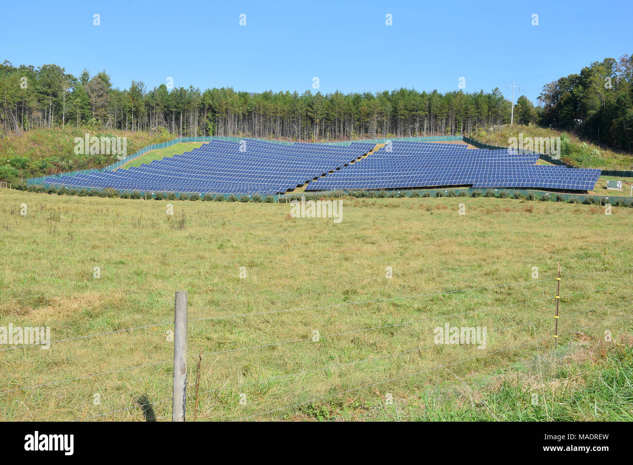 Solar Panel Installation in einem offenen Feild - Weitwinkel Foto Stockfoto