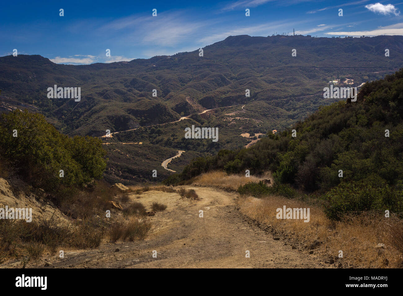 Malerischer Blick auf Calabasas Peak Trail schlängelt sich durch den Canyon mit Felsformationen an einem sonnigen Tag mit blauen Himmel und Wolken, Calabasas Peak S Stockfoto