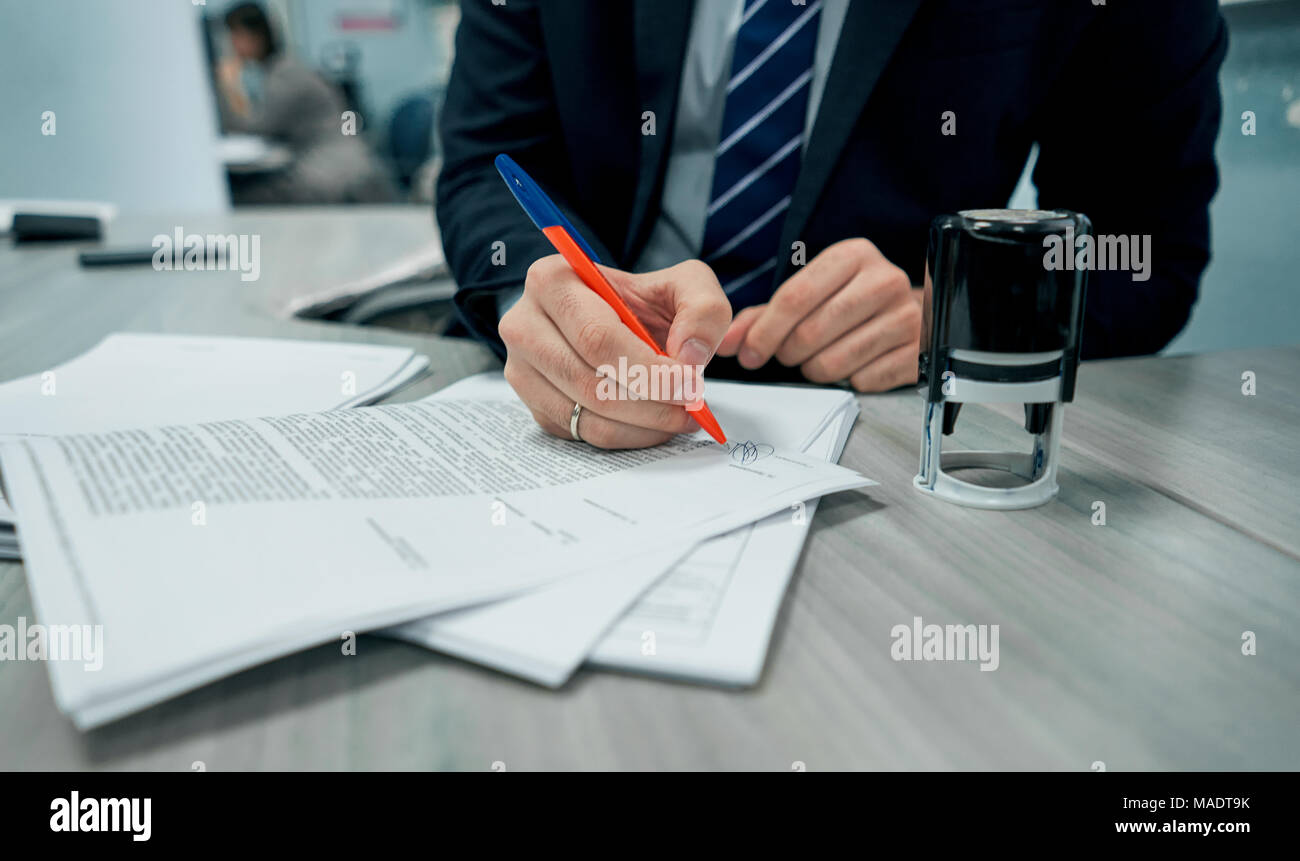 Man schließt einen Vertrag Stockfoto