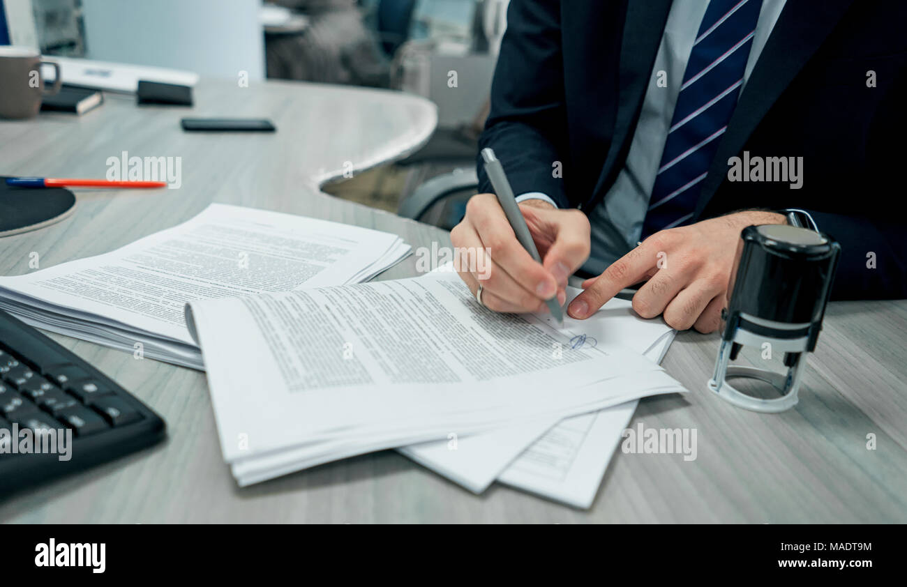 Man schließt einen Vertrag Stockfoto