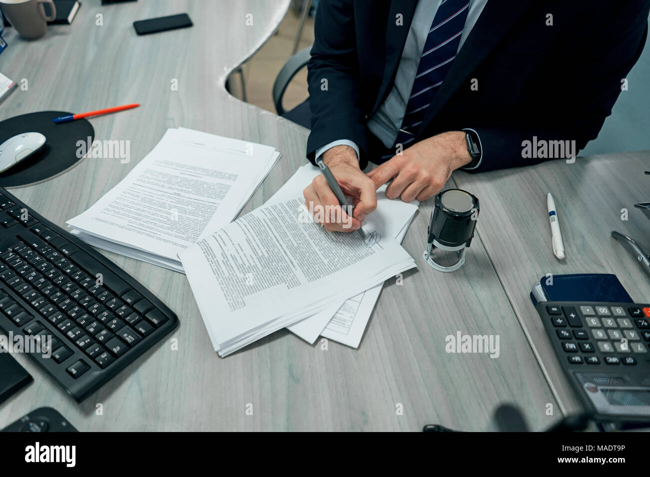 Man schließt einen Vertrag Stockfoto
