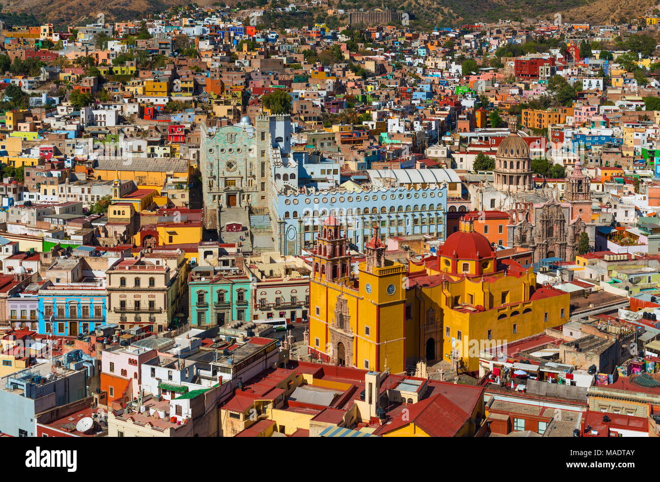 Nahaufnahme und Luftaufnahme von Guanajuato Stadtzentrum mit der Kathedrale Unserer Lieben Frau von Guanajuato und seinen bunten Architektur an einem Sommertag, Mexiko. Stockfoto