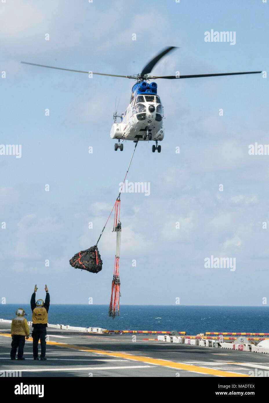 180328-N-DL 434-092 philippinischen Meer (29. März 2018) der Luftfahrt Bootsmann Mate (Handling) Airman Richard Moomey, links, von Cedar Rapids, Iowa und Flieger Terry Byrne, von Clintondale, N.Y., Signal an die Piloten einer SA-330 Puma Helikopter, zugeordnet zu den die Flotte Auffüllung öler USNS Tippecanoe (T-AO 199), auf dem Flugdeck des Amphibious Assault ship USS BONHOMME RICHARD (LHD6) während einer Auffüllung-auf-See. Bonhomme Richard im indopazifischen Region als Teil einer regelmäßigen Patrouillen- und bietet eine schnelle Reaktionsfähigkeit im Falle eines regionalen Kontingenz oder Stockfoto