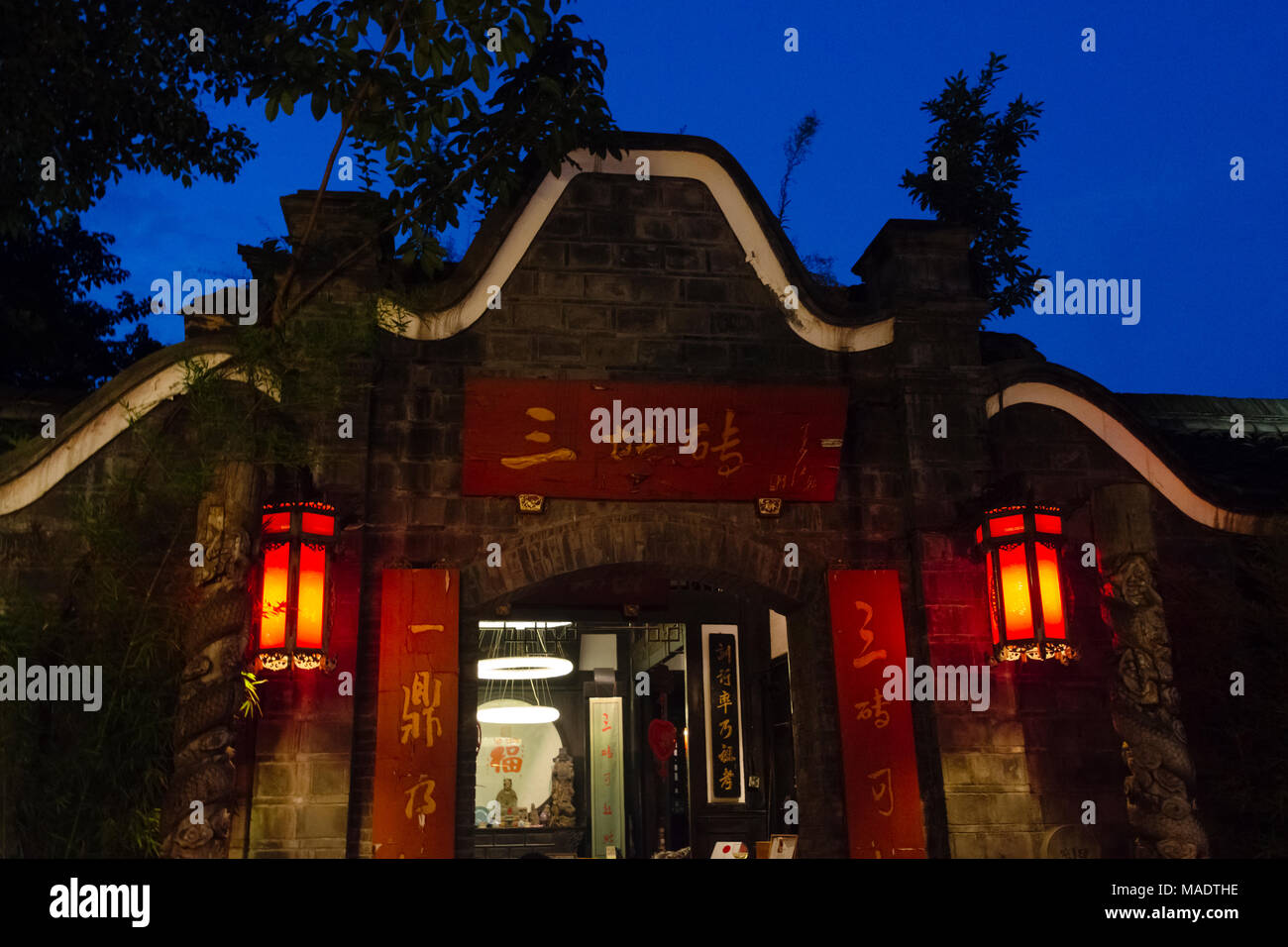 Nacht Blick auf traditionelle Häuser in breiten und schmalen Gassen, Chengdu, Sichuan, China Stockfoto