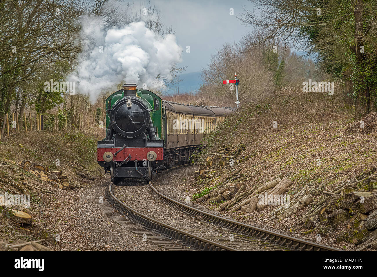 Ein Dampfzug aus um eine Kurve geradeaus in Richtung der Kamera. Die dampflok ist mit Kutschen und Rauchen Stockfoto