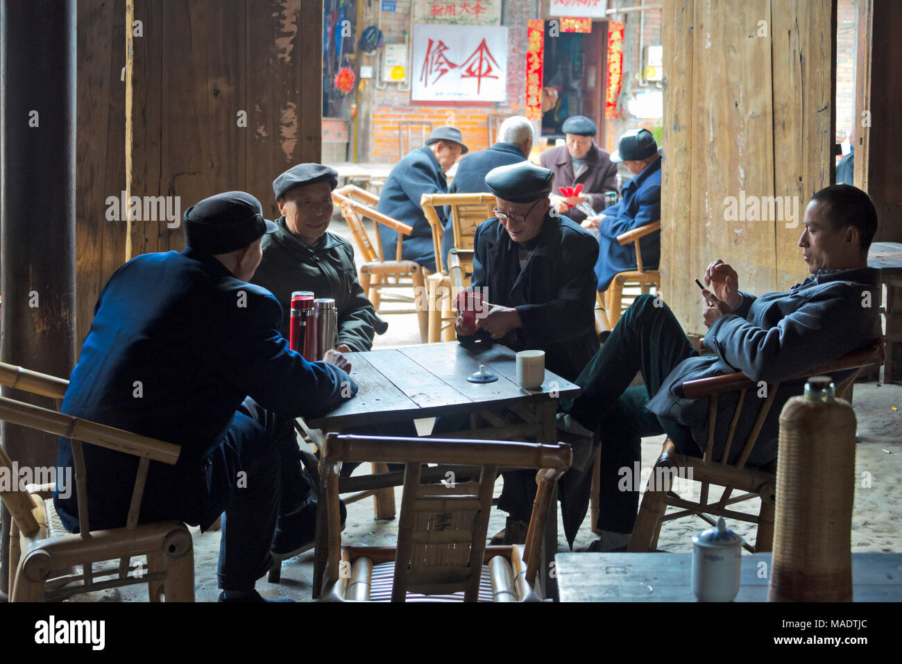 Menschen versammeln sich an einem alten Teehaus, Chengdu, Provinz Sichuan, China Stockfoto