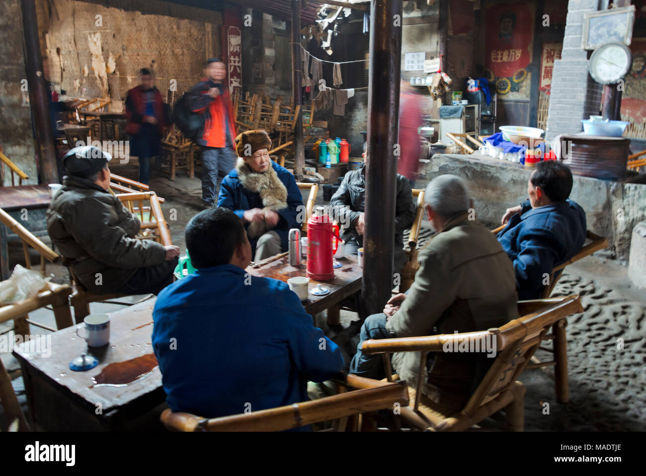 Menschen versammeln sich an einem alten Teehaus, Chengdu, Provinz Sichuan, China Stockfoto