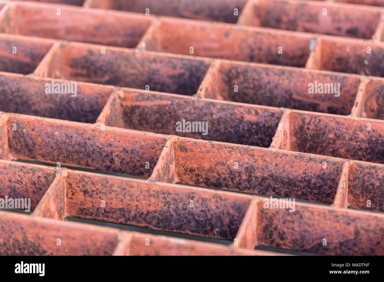 Close up Rost Gitterrost der Kanaldeckel Stockfoto