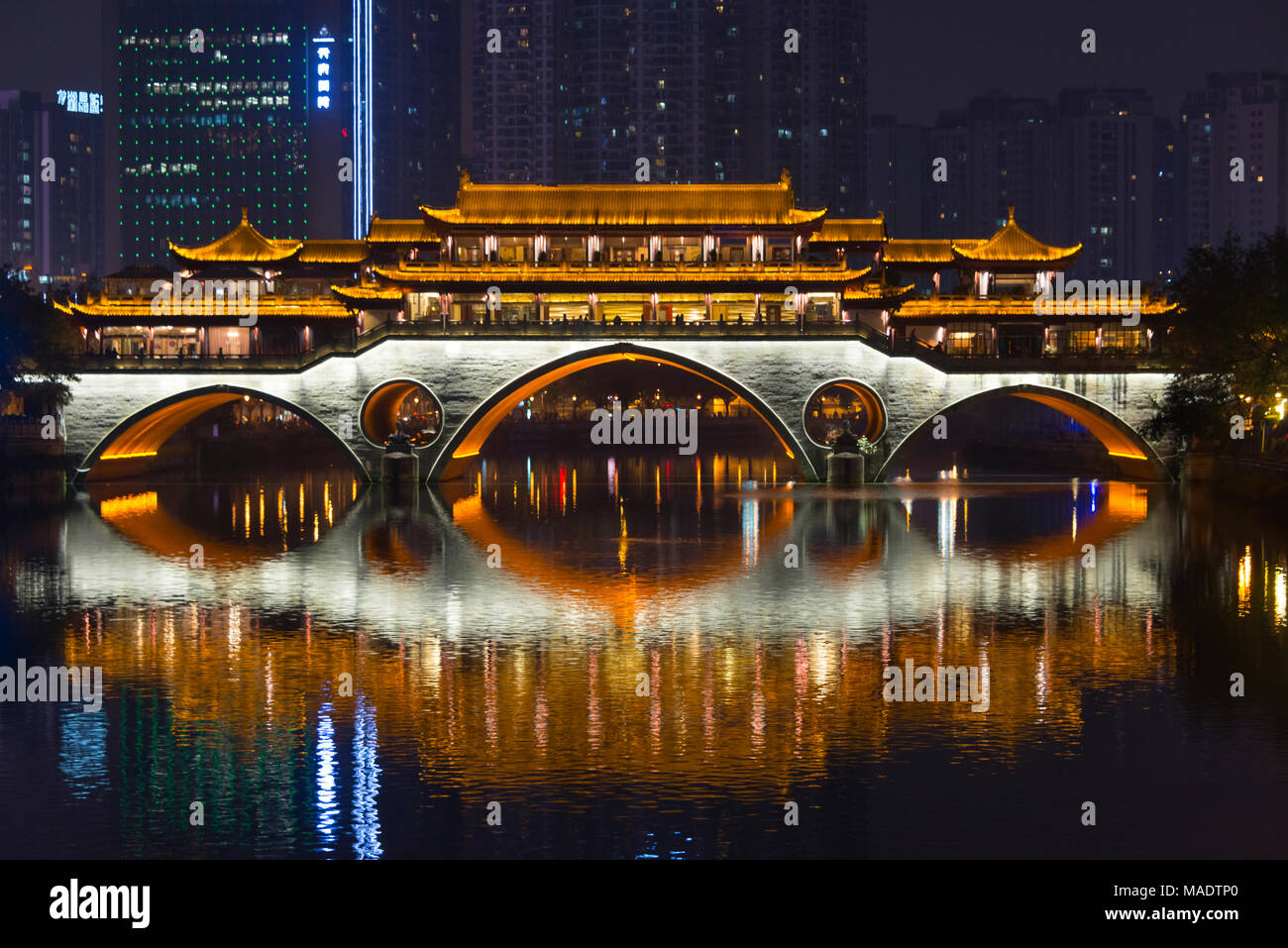 Nachtansicht von Anshun Brücke mit Reflexion in Jin Fluss, Chengdu, Provinz Sichuan, China Stockfoto