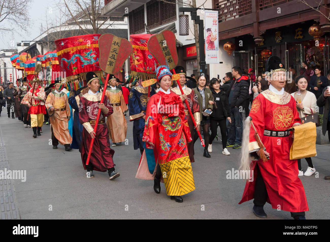 Parade gekleidet im kaiserlichen Kleidung zu Konfuzius Tempel Markt, Nanjing, Provinz Jiangsu, China Stockfoto