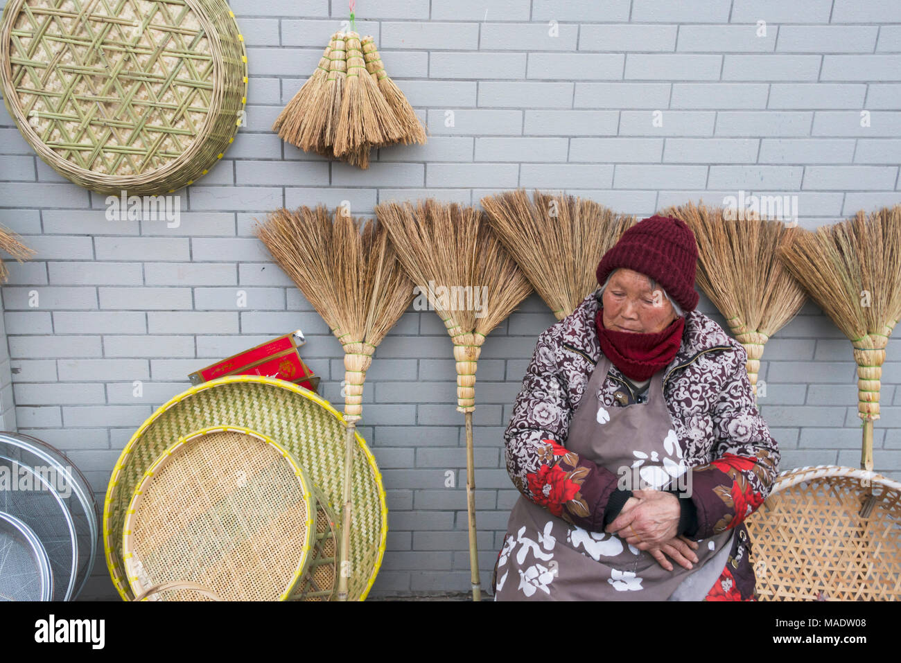 Frau verkaufen Sweeps und Bambus Körbe, Provinz Jiangsu, China Stockfoto