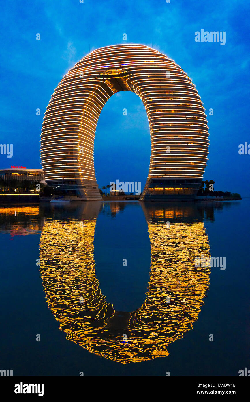 Nachtansicht der Hufeisen geformt Sheraton Huzhou Hot Spring Resort am See Taihu, Huzhou, Provinz Jiangsu, China Stockfoto