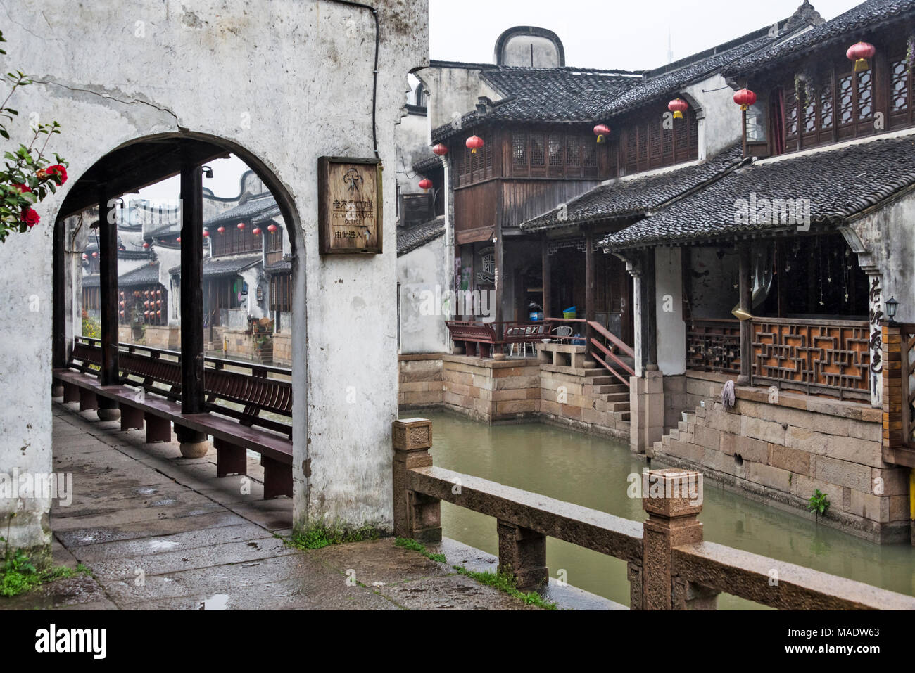 Traditionelle Häuser entlang des Canal Grande, alte Stadt von Yuehe in Jiaxing, Zhejiang Provinz, China Stockfoto