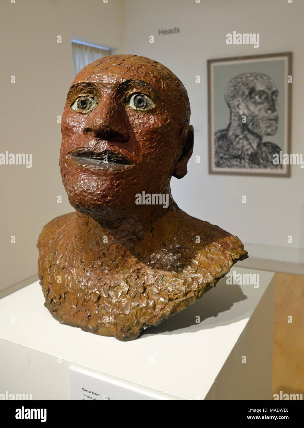 Easter Head 1989 Skulptur auf der Elizabeth Frink Kunstausstellung im Bucks County Museum, Aylesbury, Buckinghamshire, England, Großbritannien Stockfoto