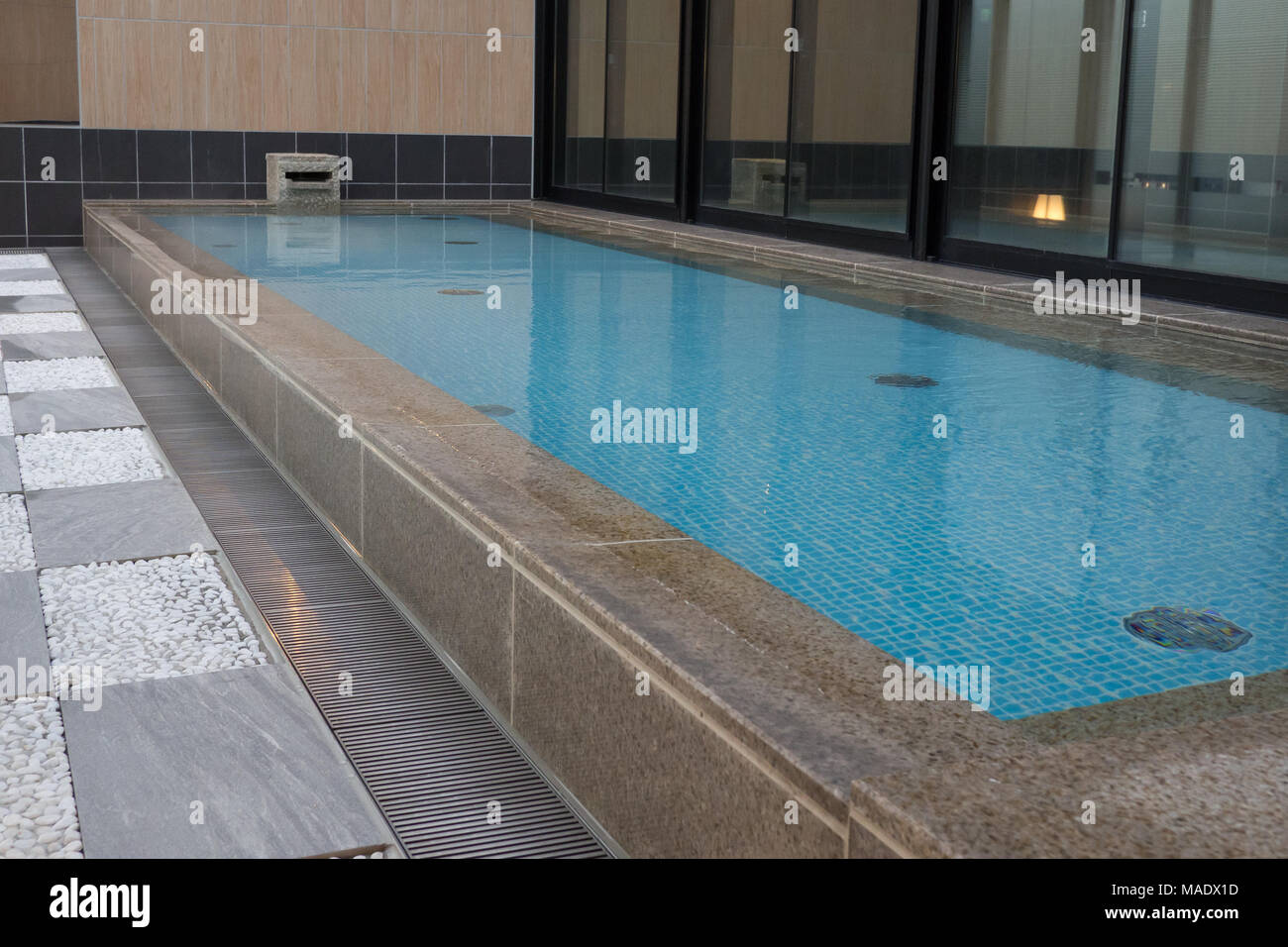 Outdoor Onsen am Candeo Hotel in Osaka Stockfoto