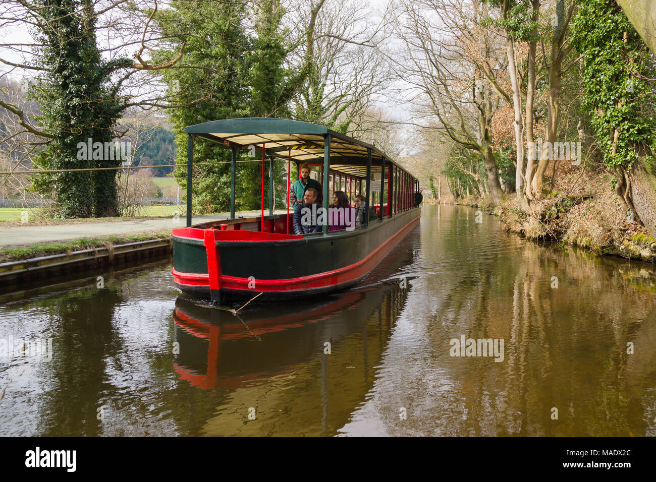 Pferd 15-04 mit Touristen ein Vergnügen Reise entlang der 200 Jahre alten Llangollen Canal in Nord Wales gezeichnet Stockfoto