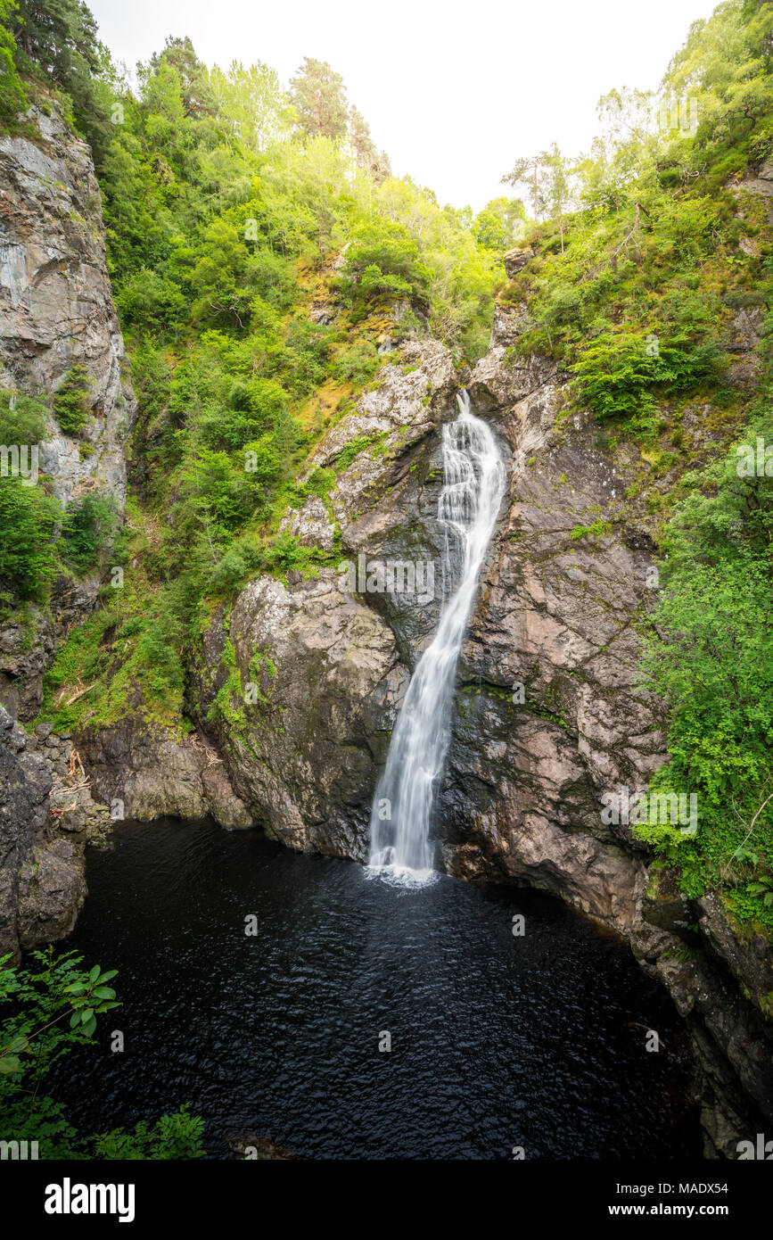 Die Wasserfälle von Foyers, Wasserfall des Flusses Foyers, welche Feeds Loch Ness, in Highland, Schottland, Vereinigtes Königreich. Stockfoto