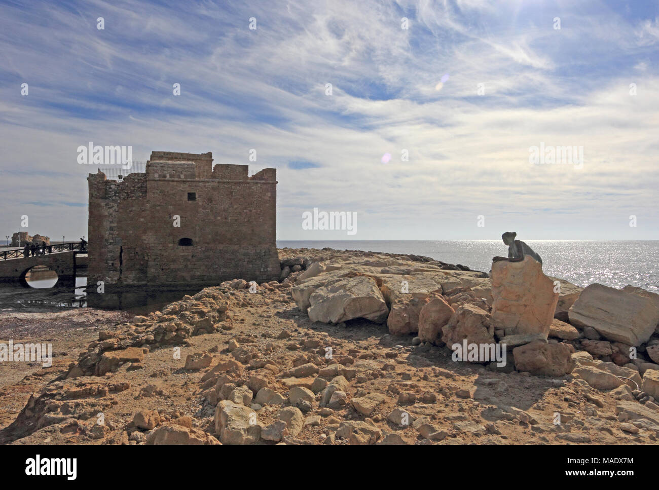 Sol verändern, eine Skulptur Hommage an Aphrodite, durch Yiota Ioanidou, positioniert in der Nähe von Paphos Fort, auf dem Küstenweg. Stockfoto