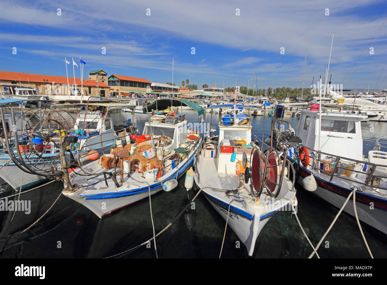 Fischerboote im Hafen von Paphos, Zypern günstig Stockfoto