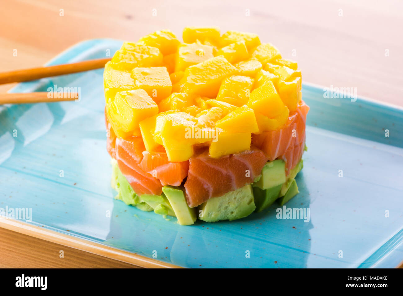 lachstatar mit avocado und mango