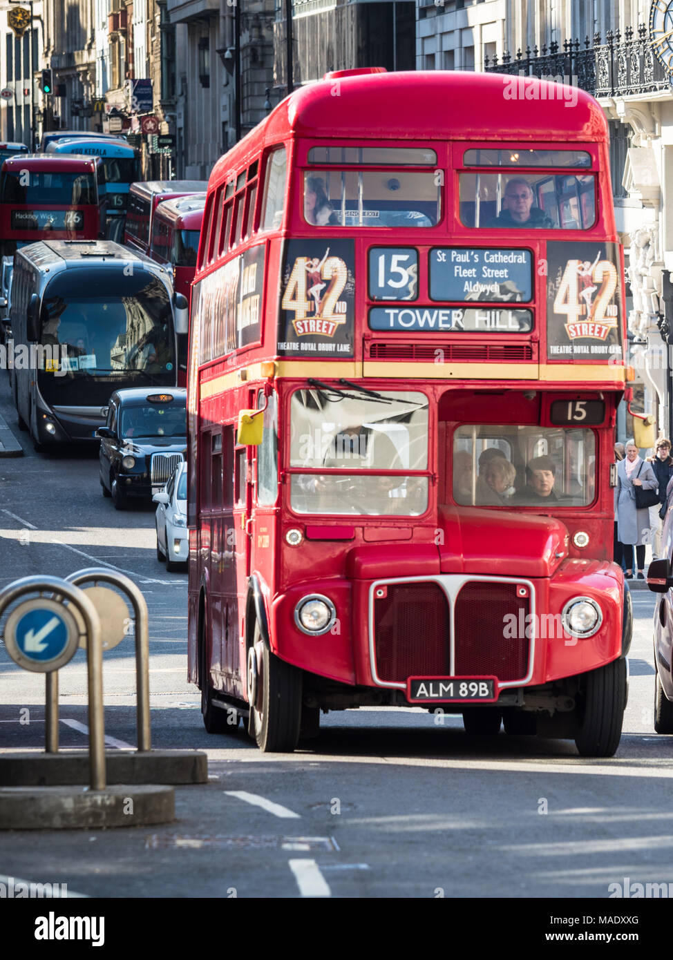 Klassischer Londoner Bus - Vintage LT Routemaster wird noch auf der historischen Route 15 im Zentrum Londons zwischen Trafalgar Square und Tower Hill eingesetzt Stockfoto
