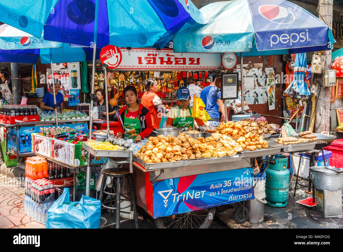 Frittierte Speisen und Getränke Straßenhändler, Bangkok, Thailand Stockfoto