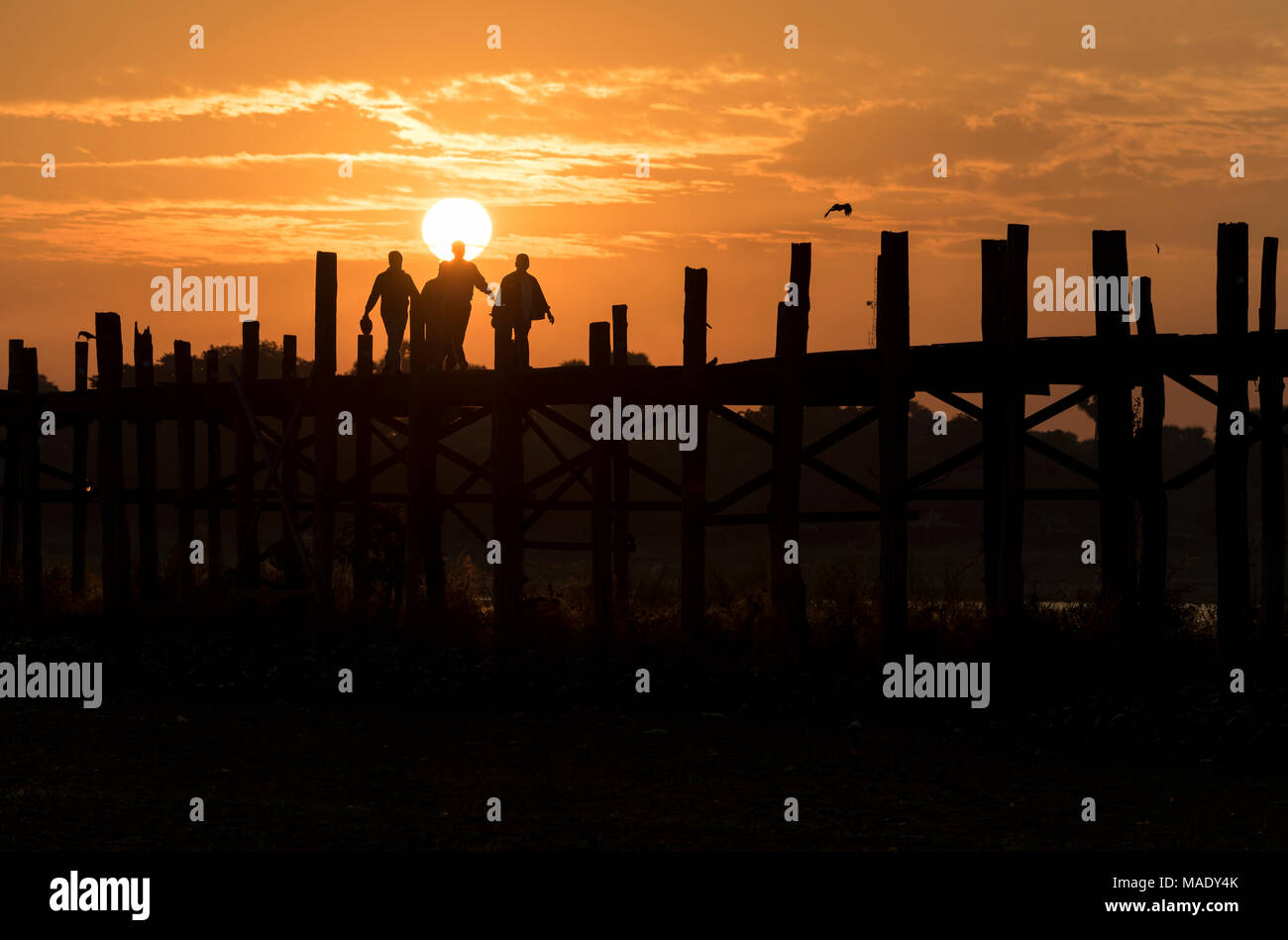 Menschen gehen auf die U-Bein Brücke bei Sonnenaufgang, Amarapura, Mandalay, Burma (Myanmar) Stockfoto