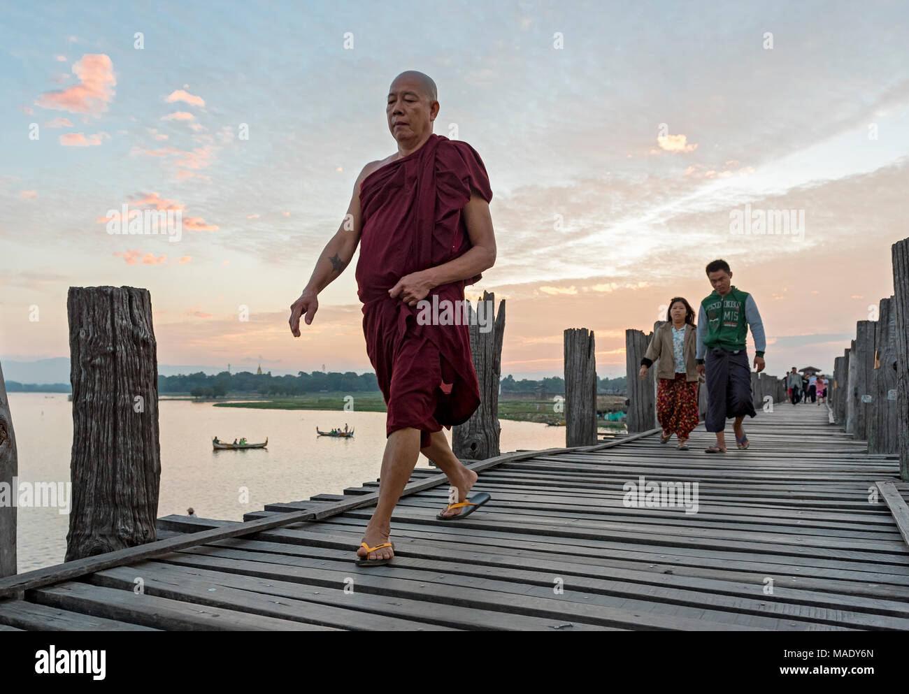 Buddhistischer Mönch Spaziergänge auf den U-Bein Brücke in Amarapura in der Nähe von Mandalay, Burma (Myanmar) Stockfoto