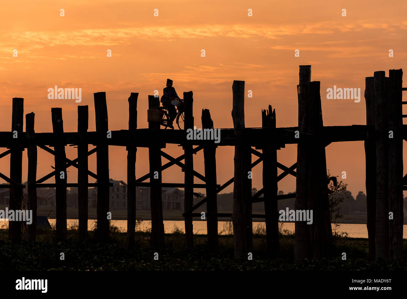 Radfahrer auf der U-Bein Brücke bei Sonnenaufgang, Amarapura, Mandalay, Burma (Myanmar) Stockfoto