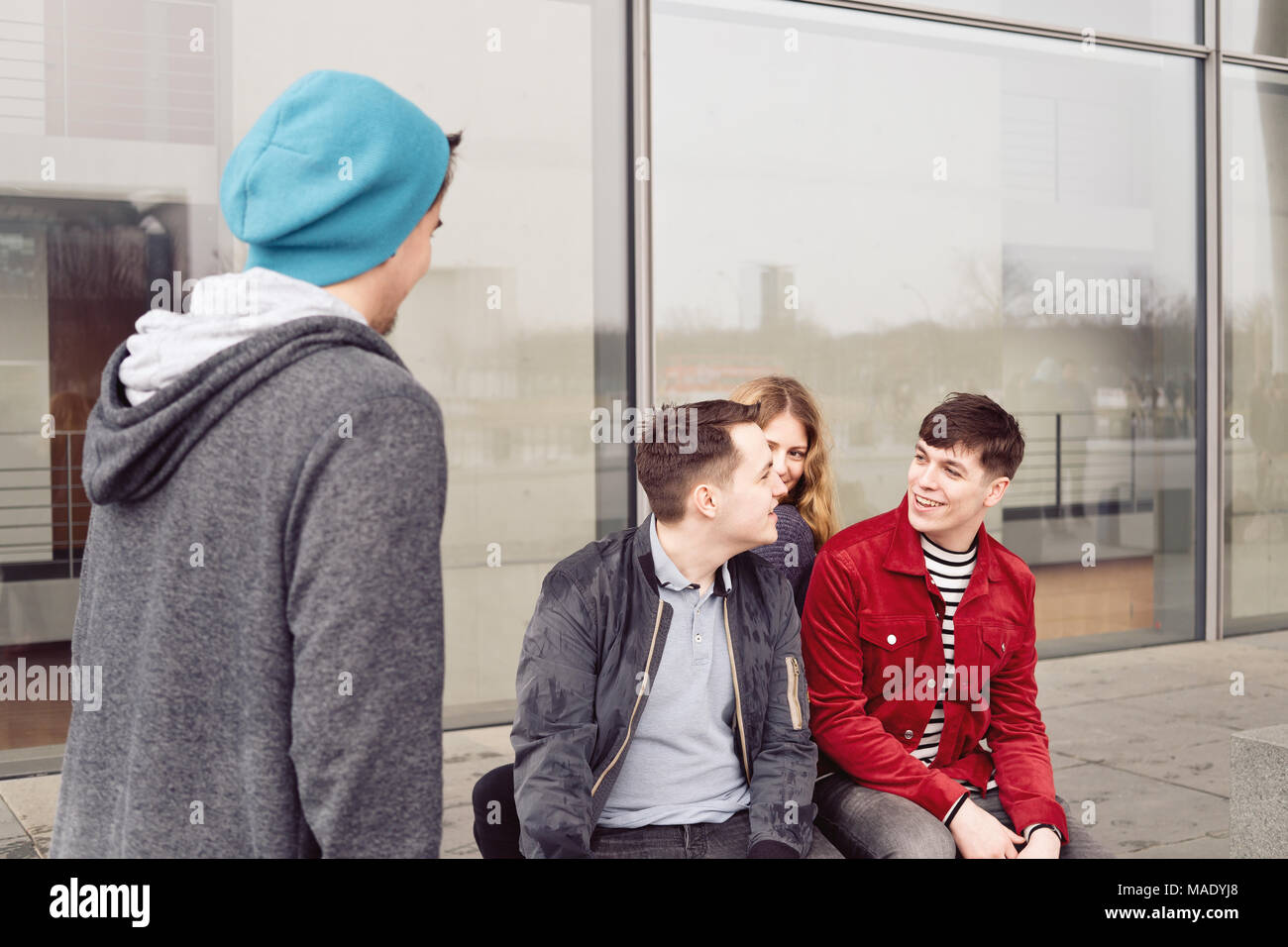 Gruppe von jungen Teenager Freunde sprechen und gemeinsam lachen Stockfoto