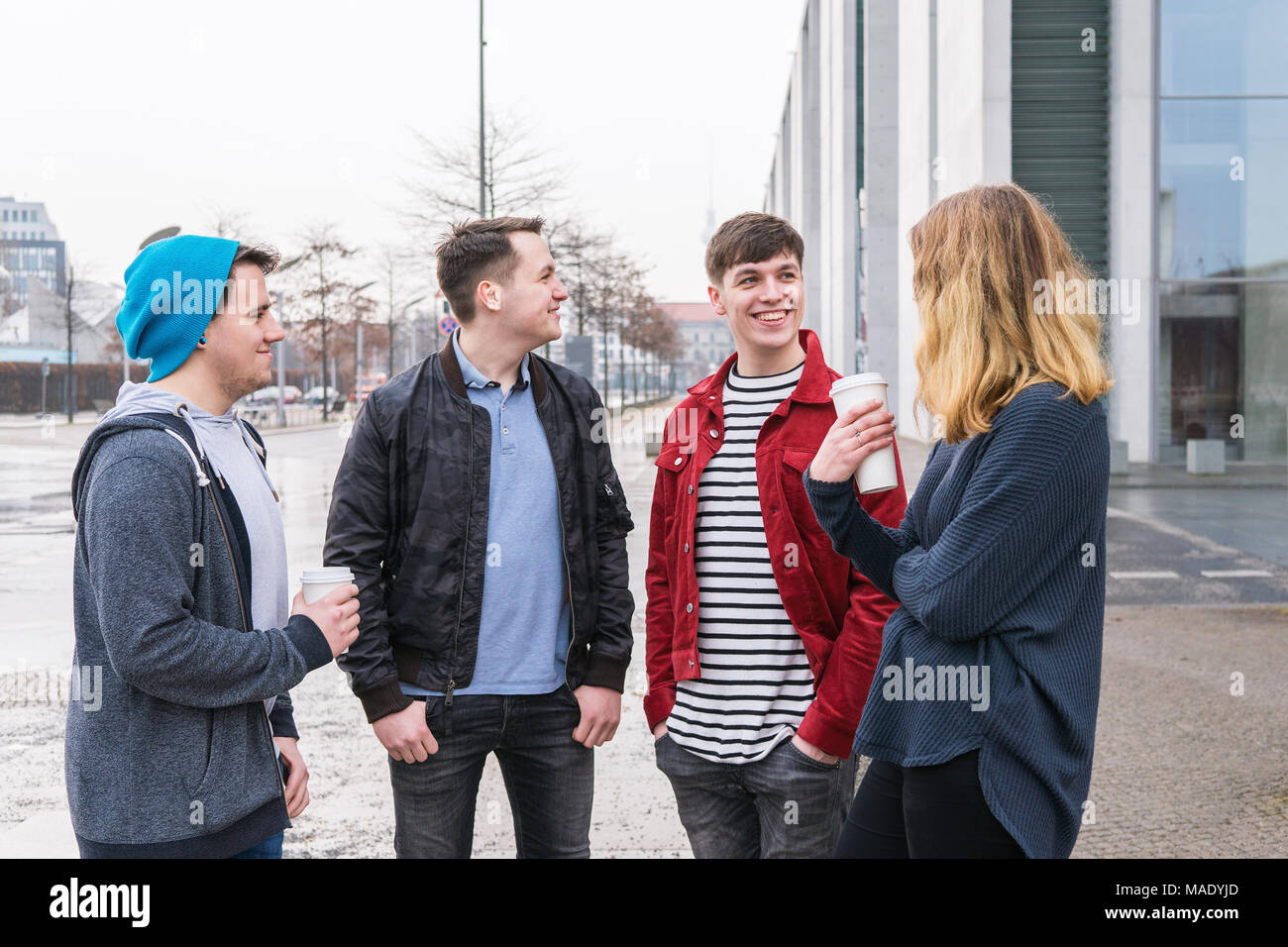 Gruppe für junge Erwachsene Freunde ein Gespräch beim zusammen auf der Straße Stockfoto