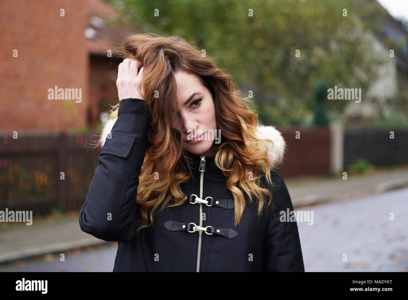 Traurig, einsam, depressiv junge Frau ihr Haar ruffling Stockfoto