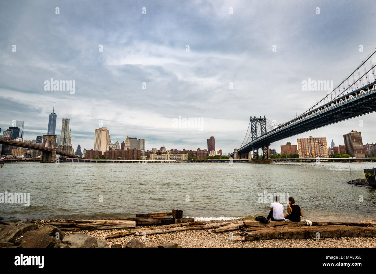 Manhattan Bridge, Brooklyn Bridge und die Skyline von Lower Manhattan vom Brooklyn Bridge Park aus gesehen, einem Uferpark am East River in New York. Stockfoto