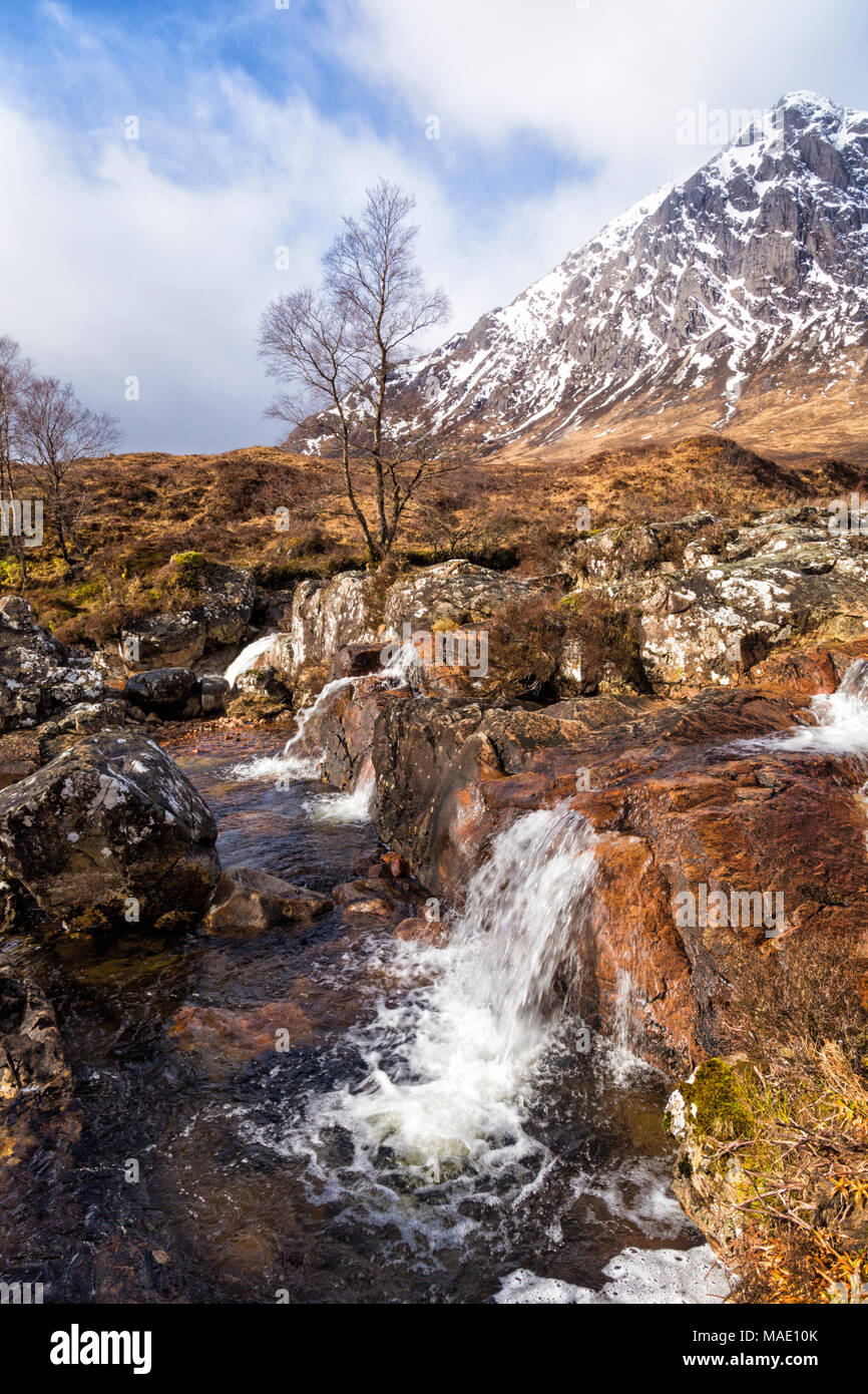 Buachaille Etive Mor und Fluss Coupall Wasserfall, Glencoe, Scottish Highlands, Schottland, UK im März Stockfoto
