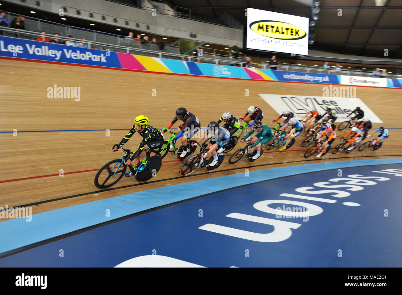 London, UK, 31. März 2018. Michael Mottram (Morvélo Basso RT) führt eine enge peleton rund um das Banking während der Ausdauer Punkte Rennen bei vollem Gas Karfreitag Titel Radfahren Treffen, Lee Valley VeloPark, London, UK. Queen Elizabeth Olympic Park war Stockfoto