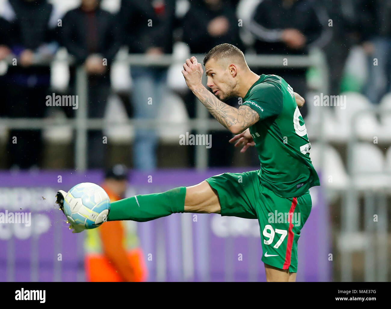 Budapest, Ungarn, 31. Feb 2018. Roland Varga von Ferencvarosi TC steuert die Kugel während die ungarische OTP Bank Liga Match zwischen-FC und Ferencvarosi TC bei Szusza Ferenc Stadion am 31. März in Budapest, Ungarn, 2018. Credit: Laszlo Szirtesi/Alamy leben Nachrichten Stockfoto