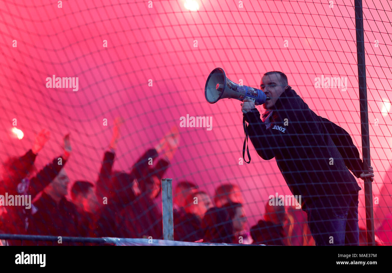 Budapest, Ungarn, 31. Feb 2018. Ein ultra-Anhänger des FC hält ein Megaphon und Beifall auf, die das Team während der ungarische OTP-Bank Liga Match zwischen-FC und Ferencvarosi TC bei Szusza Ferenc Stadion am 31. März in Budapest, Ungarn, 2018. Credit: Laszlo Szirtesi/Alamy leben Nachrichten Stockfoto