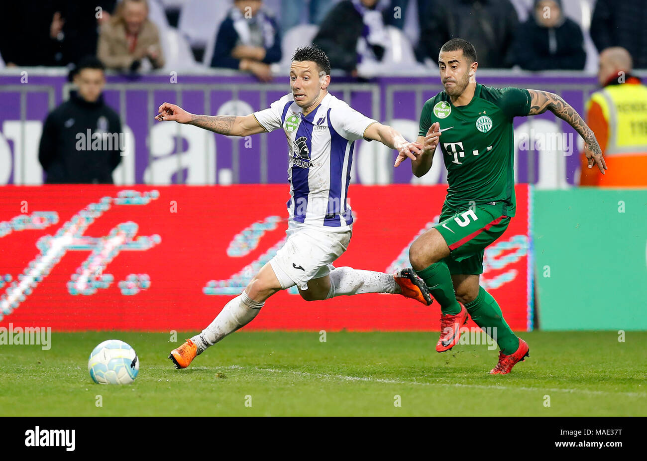 Budapest, Ungarn, 31. Feb 2018. (L - r) Branko Pauljevic der-FC Blätter Marcos Pedroso des Ferencvarosi TC hinter während die ungarische OTP Bank Liga Match zwischen-FC und Ferencvarosi TC bei Szusza Ferenc Stadion am 31. März in Budapest, Ungarn, 2018. Credit: Laszlo Szirtesi/Alamy leben Nachrichten Stockfoto