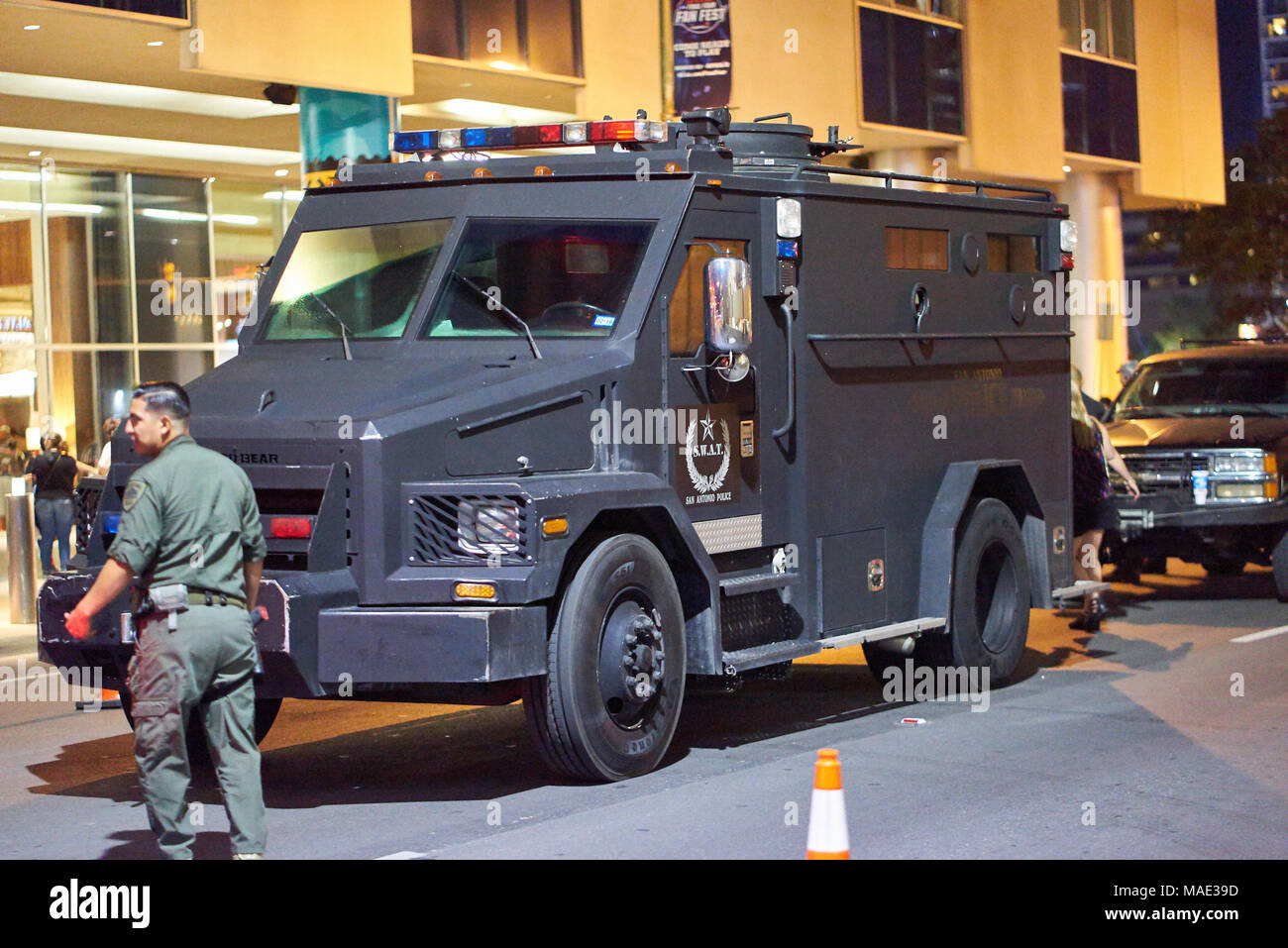 San Antonio, TX, USA, 30. März 2018, Swat auf der Straße bereit, außerhalb der Convention Center hosting das NCAA Final Four und die kostenlose Konzerte während der März Verrücktheit Musicfest in San Antonio, USA Credit: Jon-Paul Jones/Alamy leben Nachrichten Stockfoto