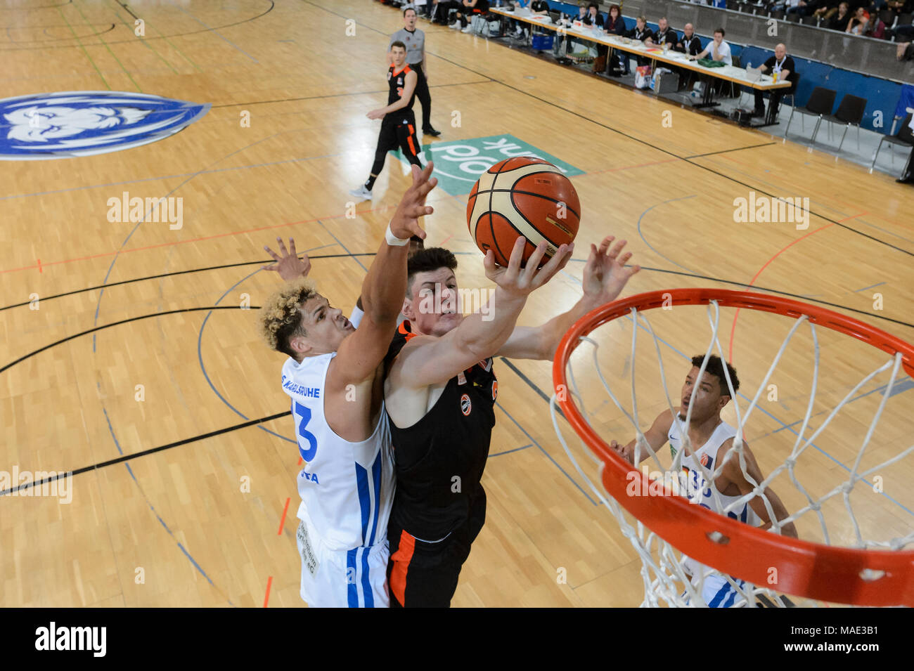 Karlsruhe, Deutschland. 31 Mär, 2018. Maurice Pluskota (Lions Karlsruhe) im Duell mit Nicolas Brezel (Orange Academy). GES/Basketball/ProA: PSK Lions - Orange Academy, 31.03.2018 ------ | Nutzung der weltweiten Kredit: dpa/Alamy leben Nachrichten Stockfoto