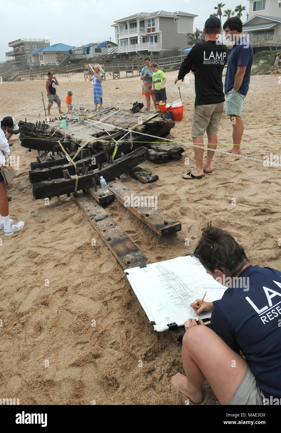 März 30, 2018-Ponte Vedra Beach, Florida, United States - Archäologe Allyson Ropp macht Zeichnungen von einem Schiffswrack, dass am 28. März 2018 nach dem Landgang aus Ponte Vedra Beach in Florida gewaschen entdeckt wurde. Ein Team aus der St. Augustine Leuchtturm archäologische Maritime Programm ist der Prüfung und Messung der 48-Fuß-langen hölzernen Überreste, die geglaubt werden, von einem Handelsschiff, dass Ladung entlang der Atlantikküste der USA während Anfang bis Mitte der 1800er transportiert zu haben. (Paul Hennessy/Alamy) Stockfoto