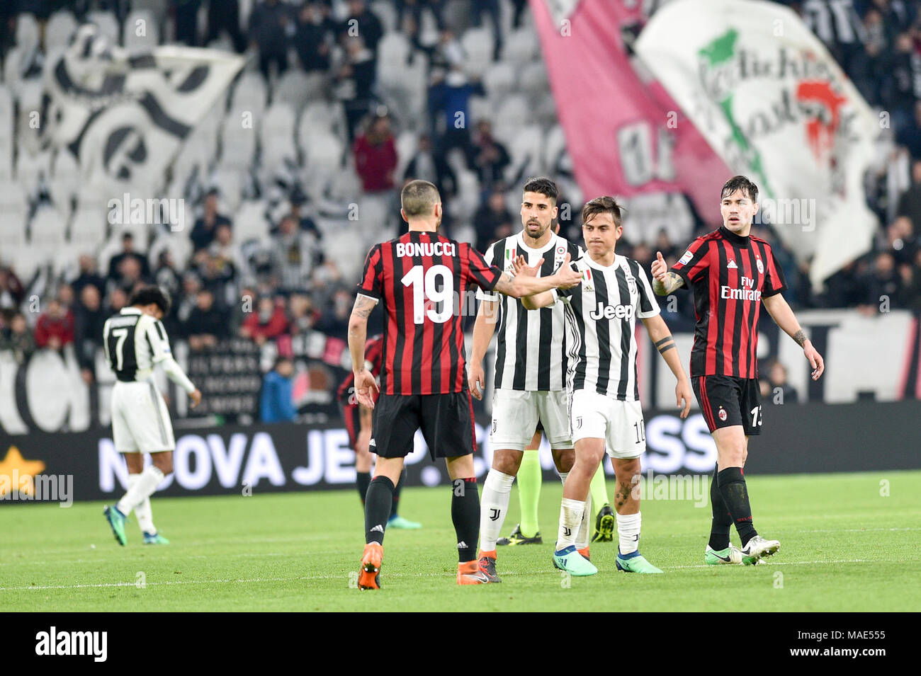 Leonardo Bonucci (AC Mailand), Paulo Dybala (Juventus FC), Sami Khedira (Juventus FC), während die Serie ein Fußballspiel zwischen FC Juventus vs AC Mailand in der Allianz Stadion am 31. März 2018 in Turin, Italien. Credit: Antonio Polia/Alamy leben Nachrichten Stockfoto