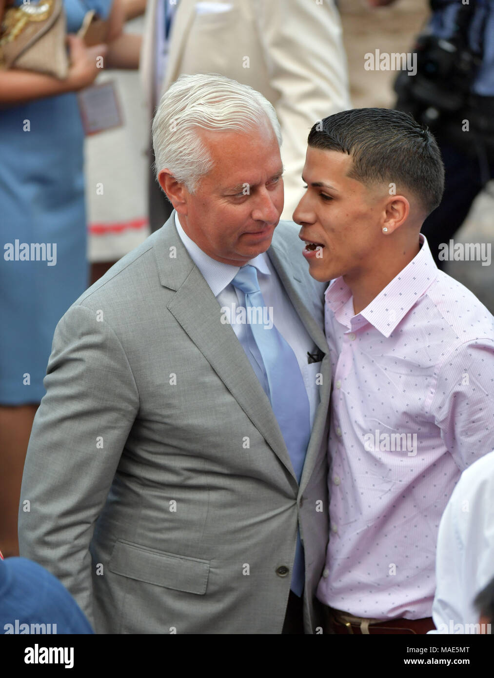 HALLANDALE, FL - 31. März: Akustische rannte in der Ausdehnung der Güteklasse 1 Florida Derby mit Jockey John velazquez zu gewinnen. Es ist der fünfte Florida Derby gewinnen für Trainer Todd Pletcher, die beide die Florida und Kentucky Derbys im vergangenen Jahr mit immer Träumen bei Gulfstream Park am 31. März 2018 in Hallandale, Florida Personen gewonnen: Todd Pletcher Credit: Stürme Media Group/Alamy leben Nachrichten Stockfoto