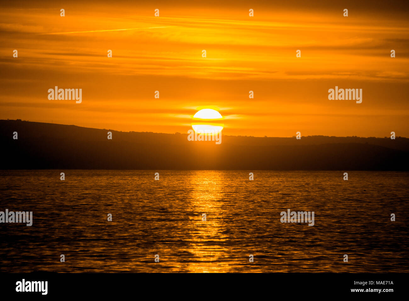 Newlyn, Cornwall, UK. 1. April 2018. UK Wetter. Es war ein herrlicher Start in den Tag in Newlyn heute Morgen am Ostersonntag. Die Temperatur bei Sonnenaufgang war 3,5 Grad C.: Simon Maycock/Alamy leben Nachrichten Stockfoto