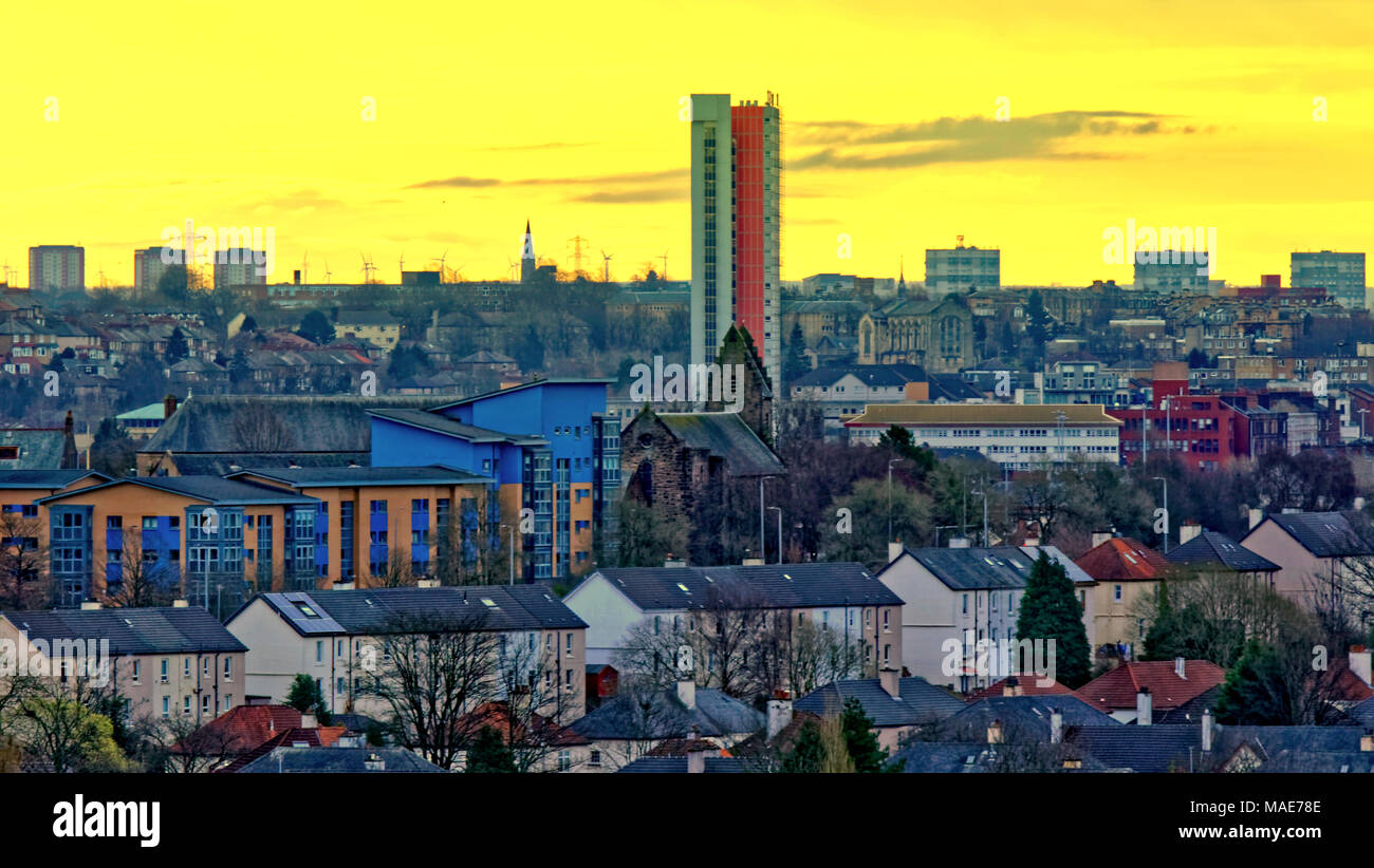 Glasgow, Schottland, Großbritannien 1. April. UK Wetter: Ostersonntag ist Golden Dawn über die höchsten Gebäude in Schottland, die anniesland Turm mit knightswood im Vordergrund. Gerard Fähre / alamy Nachrichten Stockfoto