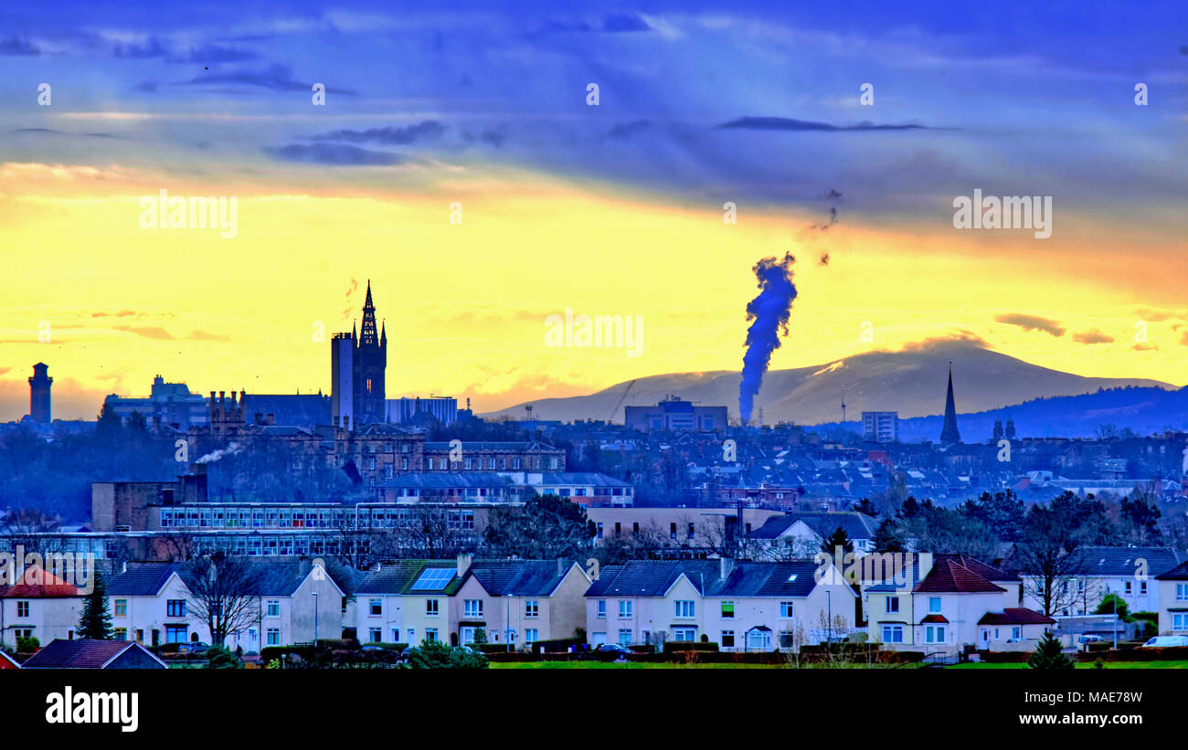 Glasgow, Schottland, Großbritannien 1. April. UK Wetter: Ostersonntag ist Golden Dawn mit einem hohen Vorahnung Cloud mit dem Versprechen auf ein anderes Tier aus dem Osten. Morgen im West End von Glasgow mit der Glasgow University Clock Tower und der Dampf aus tennent's Wellpark Brauerei vor Tinto Hill in den Grenzen von knightswood im Vordergrund. Gerard Fähre / alamy Nachrichten Stockfoto