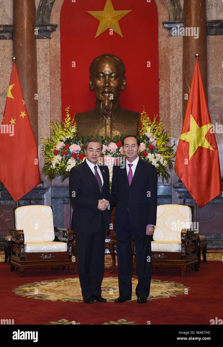 Hanoi. 1 Apr, 2018. Besuch der chinesischen Staatsrat und Außenminister Wang Yi (L) trifft sich mit vietnamesischen Präsidenten Tran Dai Quang in Hanoi am 1. April 2018. Credit: Wang Shen/Xinhua/Alamy leben Nachrichten Stockfoto